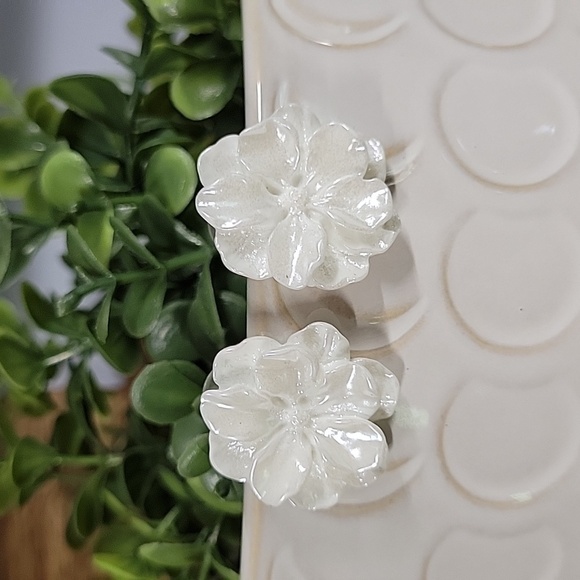 White Jasmine Bold Stud Earrings, 925 posts - Picture 5 of 8